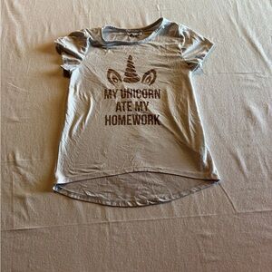Between girls Size 12 Gray Graphic T-Shirt with Unicorn Print